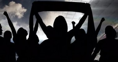 Spor taraftarlarının siluetleri spor stadyumunda tezahürat yapıyor. Spor etkinliği ve yarışma konsepti dijital olarak oluşturulmuş video.