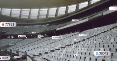 Boş spor stadyumunun üzerindeki afişlerde sosyal medya simgelerinin canlandırılması. küresel iletişim, dijital arayüz ve teknoloji konsepti dijital olarak oluşturulmuş video.