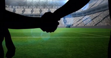Oyuncuların siluetleri spor stadyumunda el sıkışıyor. Spor etkinliği ve yarışma konsepti dijital olarak oluşturulmuş video.