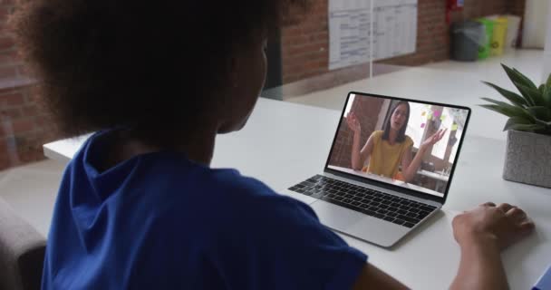 回顾一下非洲裔美国女人和她的女同事一起在笔记本电脑上用视频通话的情景 专业精神和技术概念 — 图库视频影像