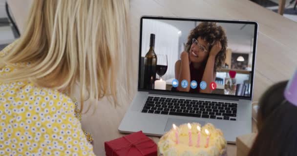 Kaukasiska Mor Och Dotter Sitter Vid Bordet Med Laptop Med — Stockvideo