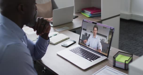 Hombre Mayor Afroamericano Que Tiene Una Videollamada Con Colega Varón — Vídeos de Stock