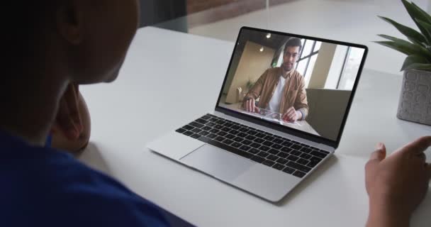 Midden Een Afro Amerikaanse Vrouw Met Een Videogesprek Laptop Met — Stockvideo