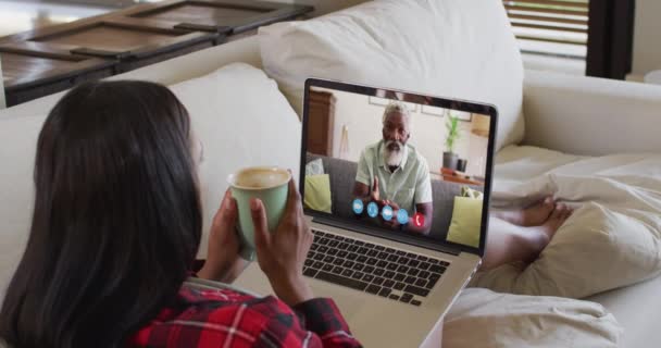 Afroamerikansk Kvinna Med Kaffekopp Som Har Ett Videosamtal Laptop Sittandes — Stockvideo
