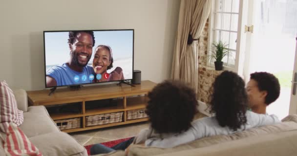 Kanepede Oturan Afro Amerikan Aile Televizyon Ekranında Arkadaşlarıyla Görüntülü Görüşme — Stok video