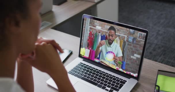 Afroamerikanische Geschäftsfrau Sitzt Schreibtisch Und Telefoniert Laptop Mit Einem Männlichen — Stockvideo