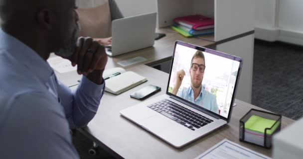 Hombre Mayor Afroamericano Que Tiene Una Videollamada Con Colega Varón — Vídeos de Stock