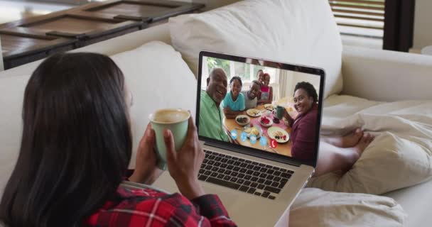 Africká Američanka Držící Šálek Kávy Videohovor Notebooku Který Sedí Doma — Stock video