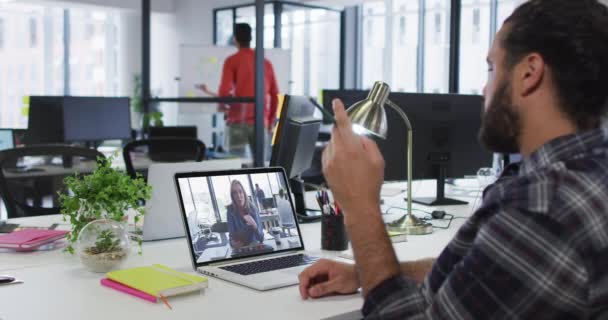 Hombre Oriente Medio Que Tiene Una Videollamada Con Una Colega — Vídeos de Stock