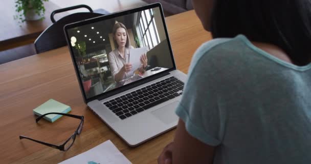 Smíšené Rasy Podnikatelka Sedí Stolem Pomocí Notebooku Videohovory Kolegyní Online — Stock video