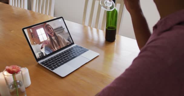 Afro Amerikan Bir Adamın Evinde Dizüstü Bilgisayarla Video Görüşmesi Yaparken — Stok video