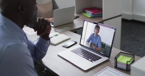 Hombre Negocios Afroamericano Sentado Escritorio Usando Portátil Que Tiene Videollamada — Vídeos de Stock