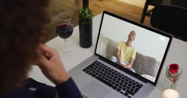 Midden Een Afro Amerikaanse Vrouw Die Wijn Drinkt Terwijl Thuis — Stockvideo