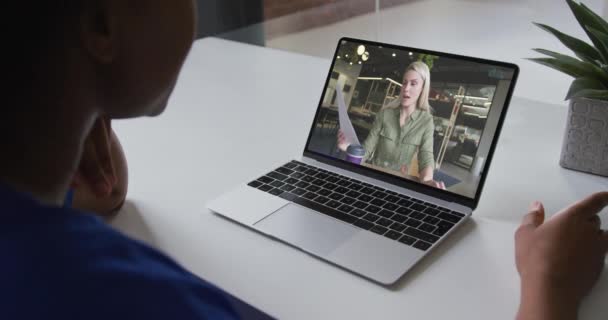 Midden Een Afro Amerikaanse Vrouw Die Een Videogesprek Heeft Laptop — Stockvideo