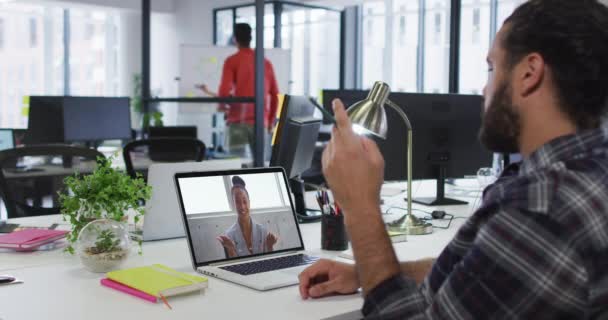 Bliskowschodni Mężczyzna Rozmawiający Wideo Koleżanką Laptopie Biurze Koncepcja Biznesu Profesjonalizmu — Wideo stockowe