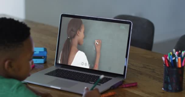 Afroamerikansk Pojke Sitter Vid Skrivbordet Med Laptop Har Online Skola — Stockvideo