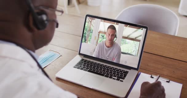 Африканский Американский Бизнесмен Сидящий Столом Используя Ноутбук Видеозвонком Коллеге Мужчине — стоковое видео