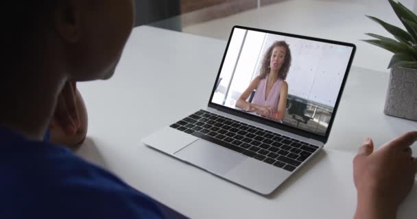 Secção Média Mulher Afro Americana Fazer Uma Videochamada Com Uma — Vídeo de Stock