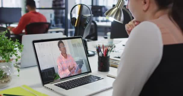 Kaukasierin Bei Einem Videoanruf Laptop Mit Einem Männlichen Kollegen Büro — Stockvideo