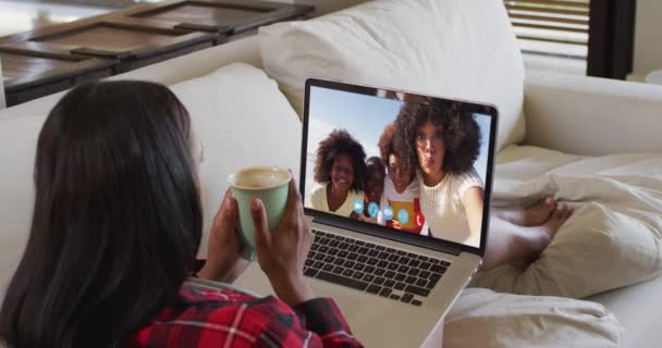 Africká Američanka Držící Šálek Kávy Videohovor Notebooku Který Sedí Doma — Stock video