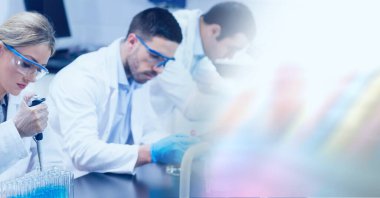 Erkek ve kadın laboratuvar teknisyenlerinin kompozisyonu, sağında bulanık kopya alanı var. Tıbbi ve bilimsel araştırma konsepti dijital olarak oluşturulmuş görüntü.