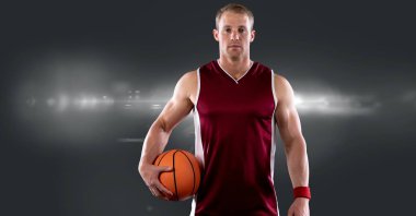 Kafkas erkek basketbolcunun fotokopi alanı olan bir kompozisyonu. spor ve yarışma konsepti dijital olarak oluşturulmuş görüntü.