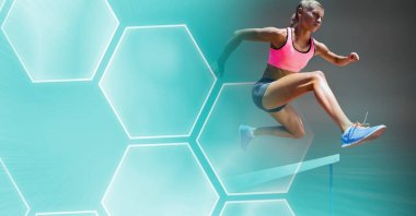 Mavi altıgenle atlayan kadın atlet kompozisyonu. Spor ve rekabet konsepti dijital olarak oluşturulmuş imaj.