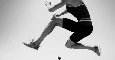 Kadın engelli atlayıcının kompozisyonu ve siyah beyaz fotokopi alanı. spor ve yarışma konsepti dijital olarak oluşturulmuş görüntü.