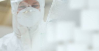 Laboratuvarda çalışan ve kopyalayan deney tüplü bir bilim adamının kompozisyonu. Dijital olarak oluşturulan araştırma ve bilim konsepti.