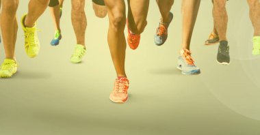 Yarış pistinde ışık lekeleriyle koşan atletlerin bacakları. Spor ve rekabet konsepti dijital olarak oluşturulmuş imaj.