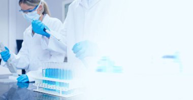 Erkek ve kadın laboratuvar teknisyenlerinin kompozisyonu, sağında beyaz bulanık kopya alanı var. Tıbbi ve bilimsel araştırma konsepti dijital olarak oluşturulmuş görüntü.