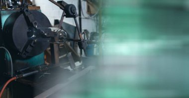 Endüstriyel atölyede yeşil arka planda fotokopi alanı olan makinelerin bileşimi. Sanayi konsepti dijital olarak oluşturulmuş görüntü.