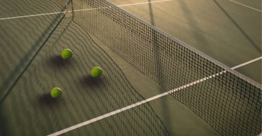 Tenis kortunda fotokopi alanı olan üç tenis topu kompozisyonu. spor ve yarışma konsepti dijital olarak oluşturulmuş görüntü.
