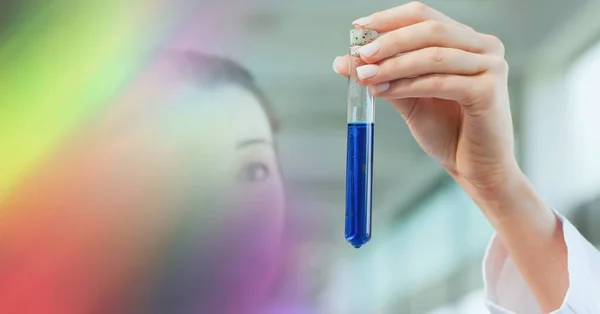 Composición Técnica Laboratorio Femenina Que Sostiene Tubo Ensayo Líquido Azul — Foto de Stock