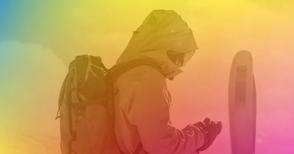 Composizione Dello Sciatore Con Gli Sci Montagna Con Tinta Arcobaleno — Foto Stock