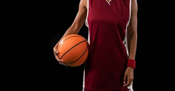 黒を背景にボールとコピースペースを持つ女性バスケットボール選手のミッドセクションの構成 スポーツと競争の概念をデジタルで生成し — ストック写真