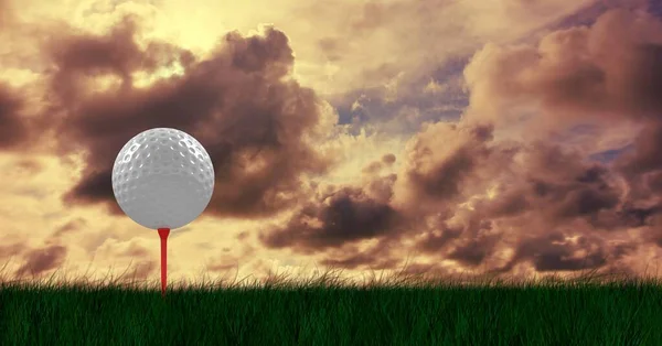 Zusammensetzung Des Golfballs Gras Auf Rotem Tee Wolken Und Kopierraum — Stockfoto