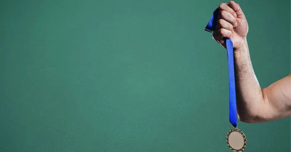 Composição Atleta Masculino Caucasiano Segurando Medalha Com Espaço Cópia Fundo — Fotografia de Stock