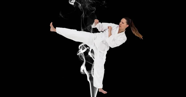 Composición Artista Karate Marcial Femenino Con Cinturón Blanco Sobre Humo — Foto de Stock