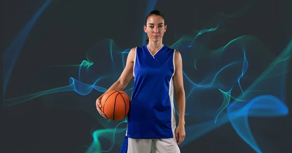 Komposisi Pemain Basket Wanita Kaukasia Memegang Bola Dengan Latar Belakang — Stok Foto