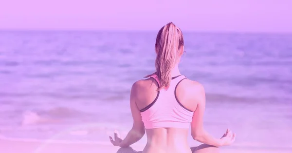在海滨背景下练习瑜伽的高加索女人的后视镜 健康的生活方式 幸福和健康的概念数码生成的形象 — 图库照片