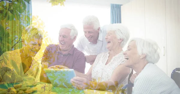 笑容满面的高年级男女男女组成使用的石碑与树木覆盖 退休和老年生活方式概念数字化生成的图像 — 图库照片