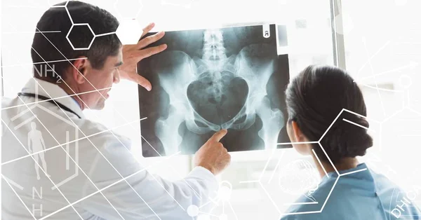 Composition Médecin Masculin Féminin Regardant Radiographie Avec Écran Interface Données — Photo
