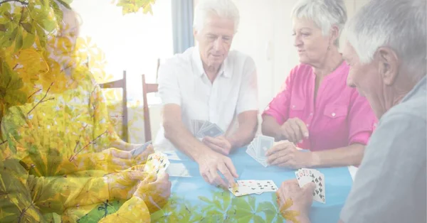 Sammansättning Äldre Män Och Kvinnor Spelar Kort Med Träd Överlagring — Stockfoto