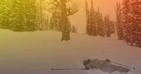 Turuncu Renklerle Dağlarda Karda Yatan Kayakçının Kompozisyonu Spor Aktif Açık — Stok fotoğraf