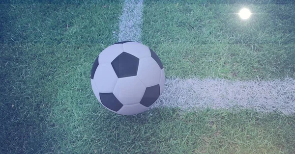 Futbolun Bembeyaz Bir Çizgi Üzerindeki Kompozisyonu Spor Spor Konsepti Dijital — Stok fotoğraf