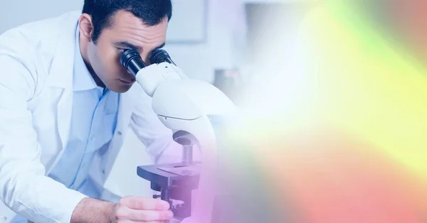 Sammansättning Manliga Laboratorietekniker Med Mikroskop Med Färgglada Suddig Kopia Utrymme — Stockfoto