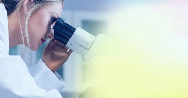 Mikroskop Kullanan Kadın Laboratuvar Teknisyeninin Bileşimi Sağda Sarı Bulanık Kopya — Stok fotoğraf