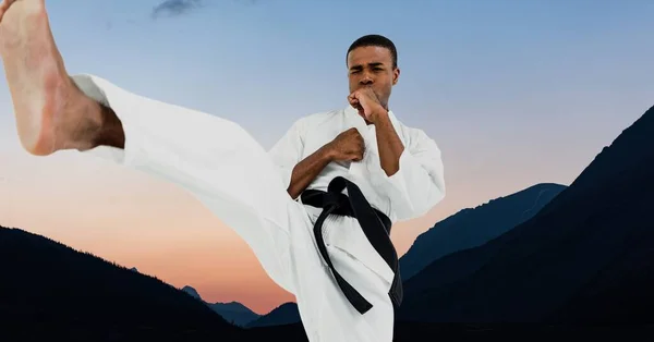 Sammansättning Manliga Kampsport Karate Artist Med Svart Bälte Praktiserar Berg — Stockfoto