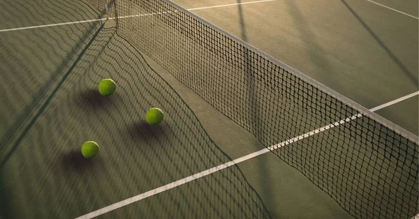 コピースペース付きテニスコート上の3つのテニスボールの構成 スポーツと競争の概念をデジタルで生成し — ストック写真